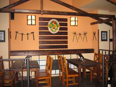 Všechny profilové restaurace konceptu Zlatá Kovadlina
budou mít v interierech další typické prvky, mezi které patří dřevěné stoly,
lavice a židle a kovářske náčiní.
 